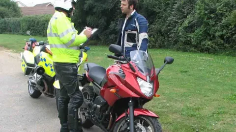 Motociclistii scapa de obligatia de a detine asupra lor triunchi, trusa si extingtor
